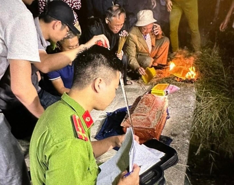 Bắt khẩn cấp đối tượng đào trộm mộ rồi tống tiền 300 triệu đồng tại Thái Bình