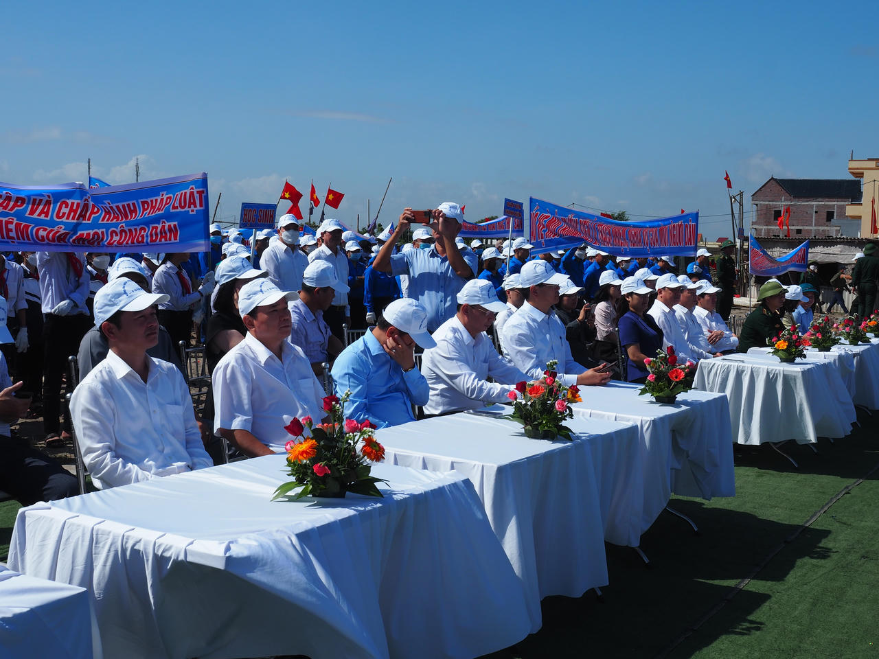 Thanh niên Nam Định ra quân làm sạch môi trường, hưởng ứng Ngày Pháp luật Việt Nam