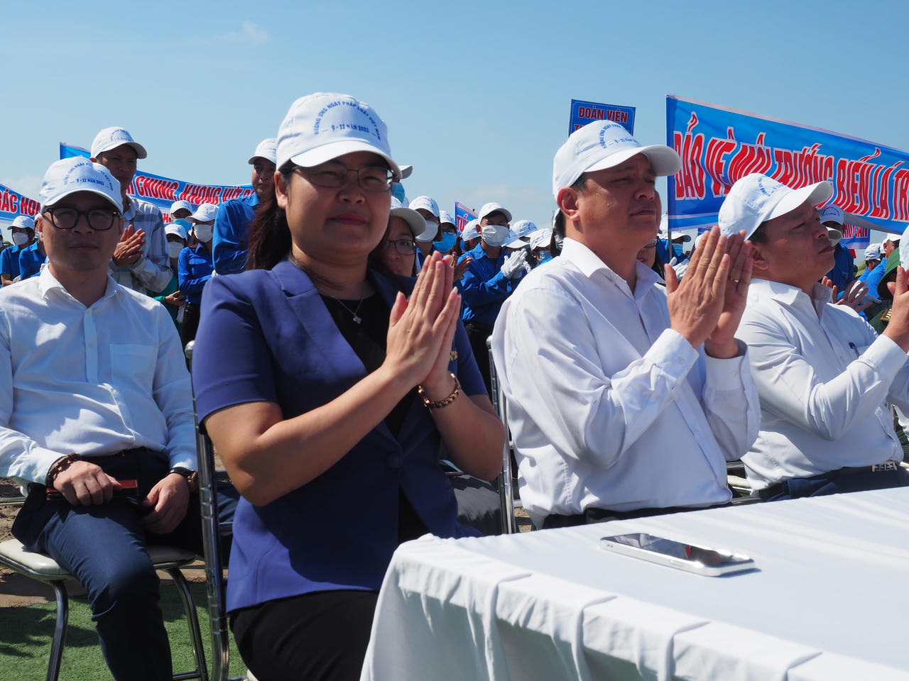 Thanh niên Nam Định ra quân làm sạch môi trường, hưởng ứng Ngày Pháp luật Việt Nam