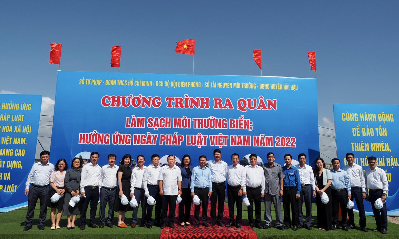 Thanh niên Nam Định ra quân làm sạch môi trường, hưởng ứng Ngày Pháp luật Việt Nam