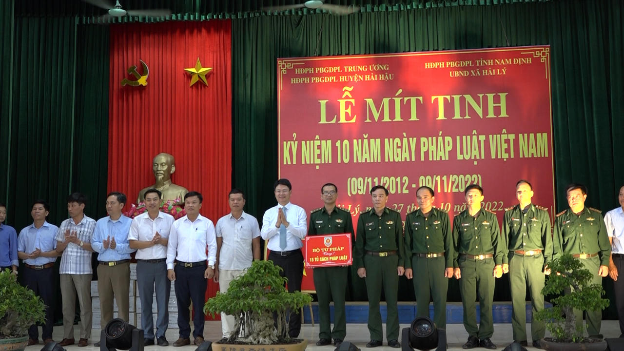 Mít tinh hưởng ứng Ngày Pháp luật Việt Nam 2022 tại Nam Định 