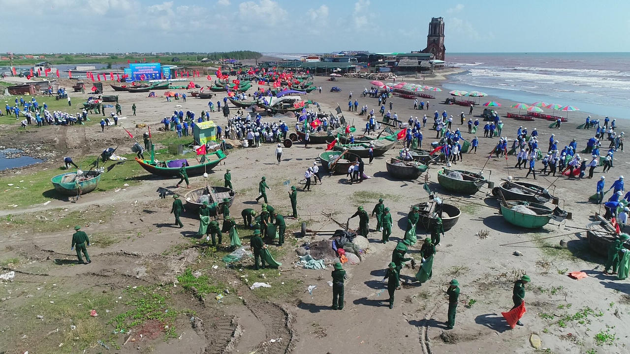 Thanh niên Nam Định ra quân làm sạch môi trường, hưởng ứng Ngày Pháp luật Việt Nam