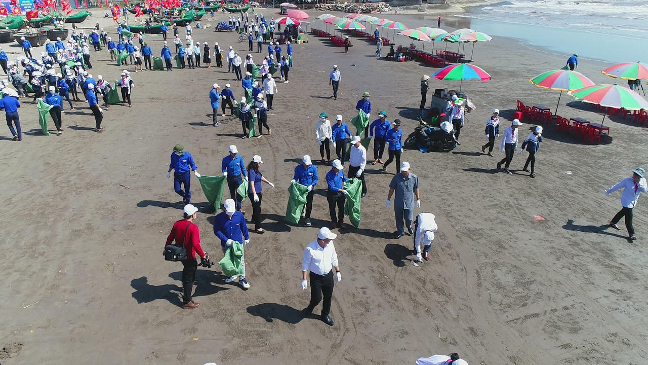 Thanh niên Nam Định ra quân làm sạch môi trường, hưởng ứng Ngày Pháp luật Việt Nam