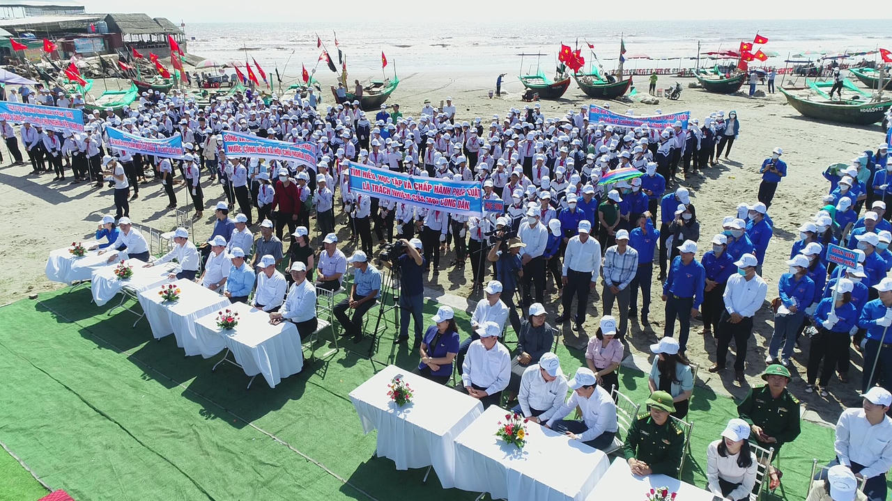 Thanh niên Nam Định ra quân làm sạch môi trường, hưởng ứng Ngày Pháp luật Việt Nam