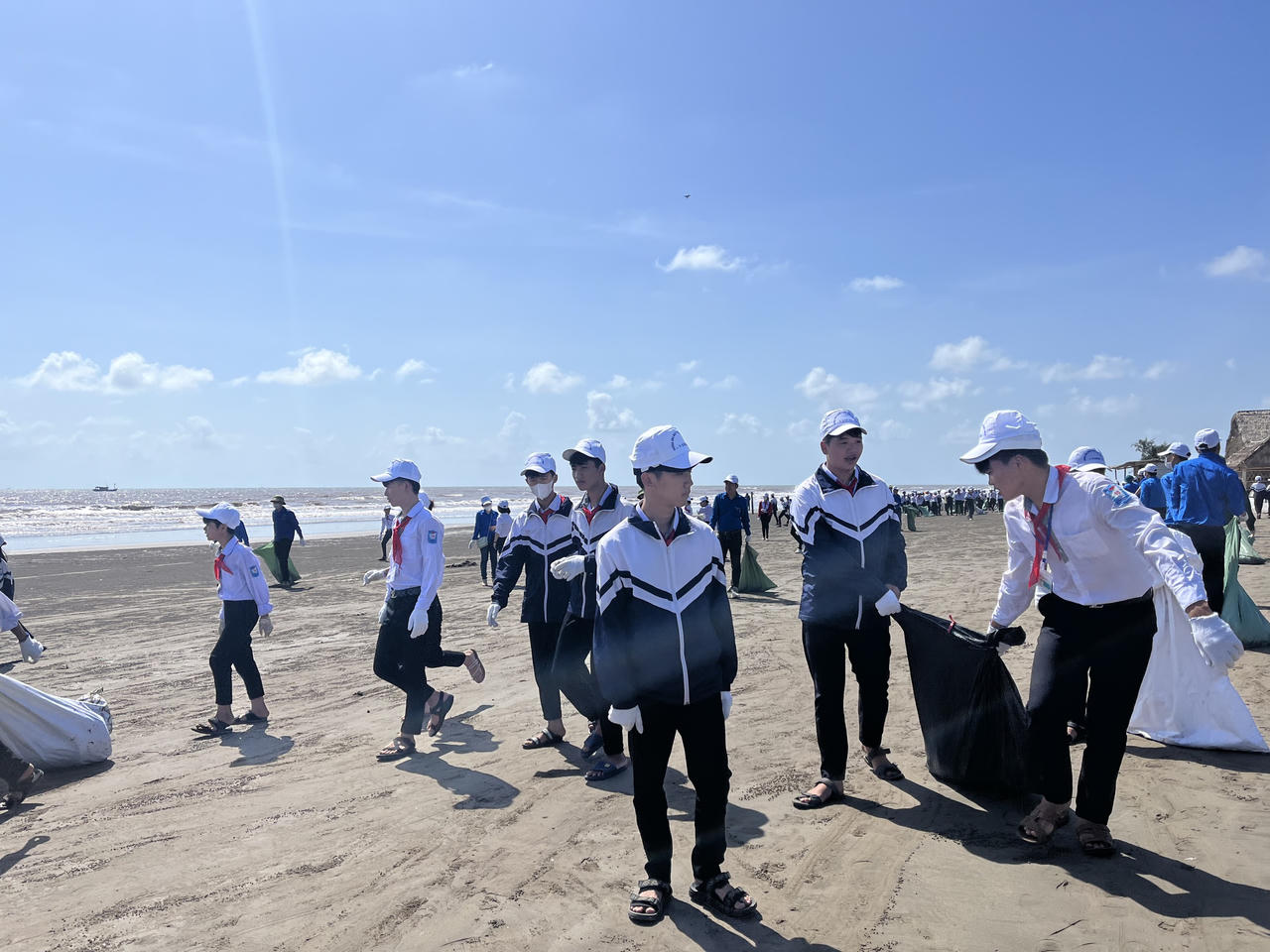 Thanh niên Nam Định ra quân làm sạch môi trường, hưởng ứng Ngày Pháp luật Việt Nam