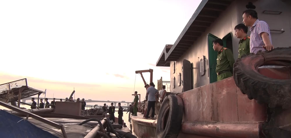 Hà Nam phát hiện 3 tàu khai thác cát trái phép