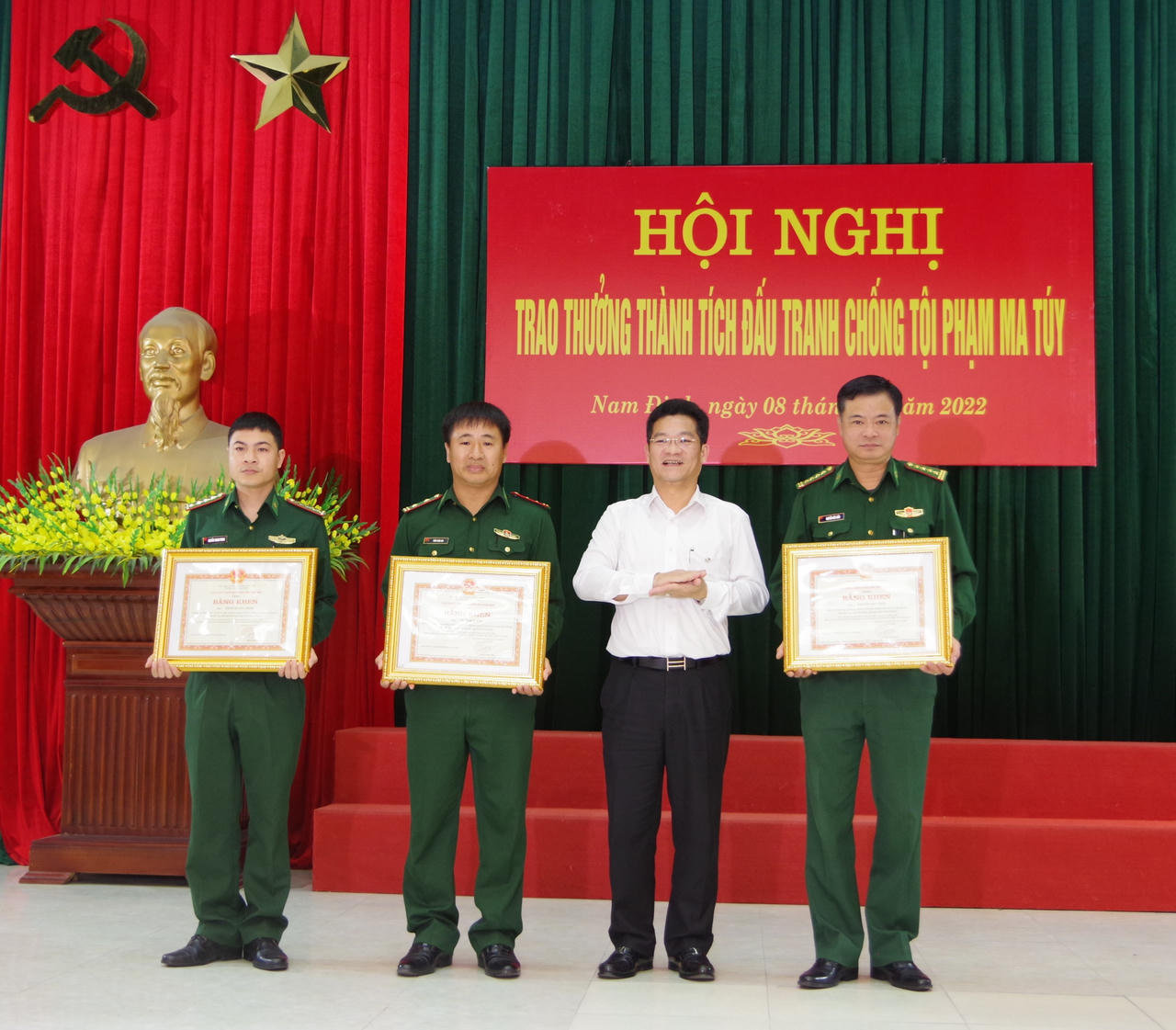 Nam Định: Trao thưởng thành tích bắt 2 đối tượng vận chuyển 12.000 viên ma túy