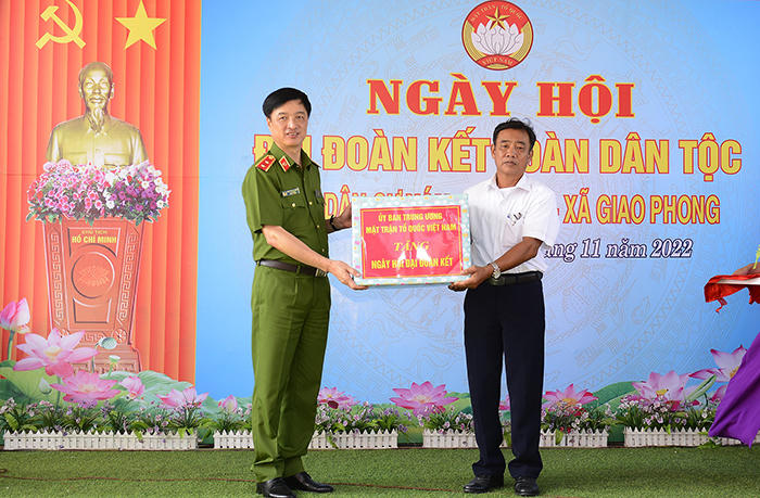 Thứ trưởng Bộ Công an Nguyễn Duy Ngọc dự Ngày hội “Đại đoàn kết toàn dân tộc” tại huyện Giao Thủy (tỉnh Nam Định)