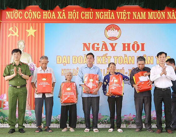 Thứ trưởng Bộ Công an Nguyễn Duy Ngọc dự Ngày hội “Đại đoàn kết toàn dân tộc” tại huyện Giao Thủy (tỉnh Nam Định)