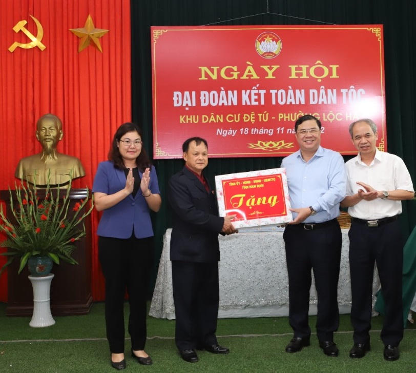 Trưởng ban Đối ngoại Trung ương Lê Hoài Trung dự Ngày hội “Đại đoàn kết toàn dân tộc” tại TP Nam Định