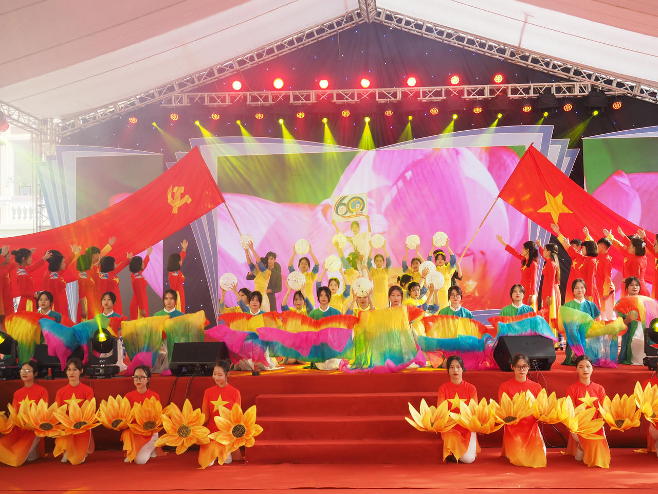 Nam Định: Trường THPT Tống Văn Trân kỉ niệm 60 năm thành lập, đón nhận bằng khen Thủ tướng