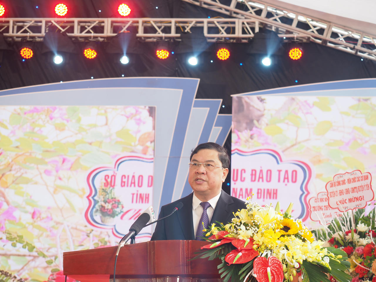 Nam Định: Trường THPT Tống Văn Trân kỉ niệm 60 năm thành lập, đón nhận bằng khen Thủ tướng