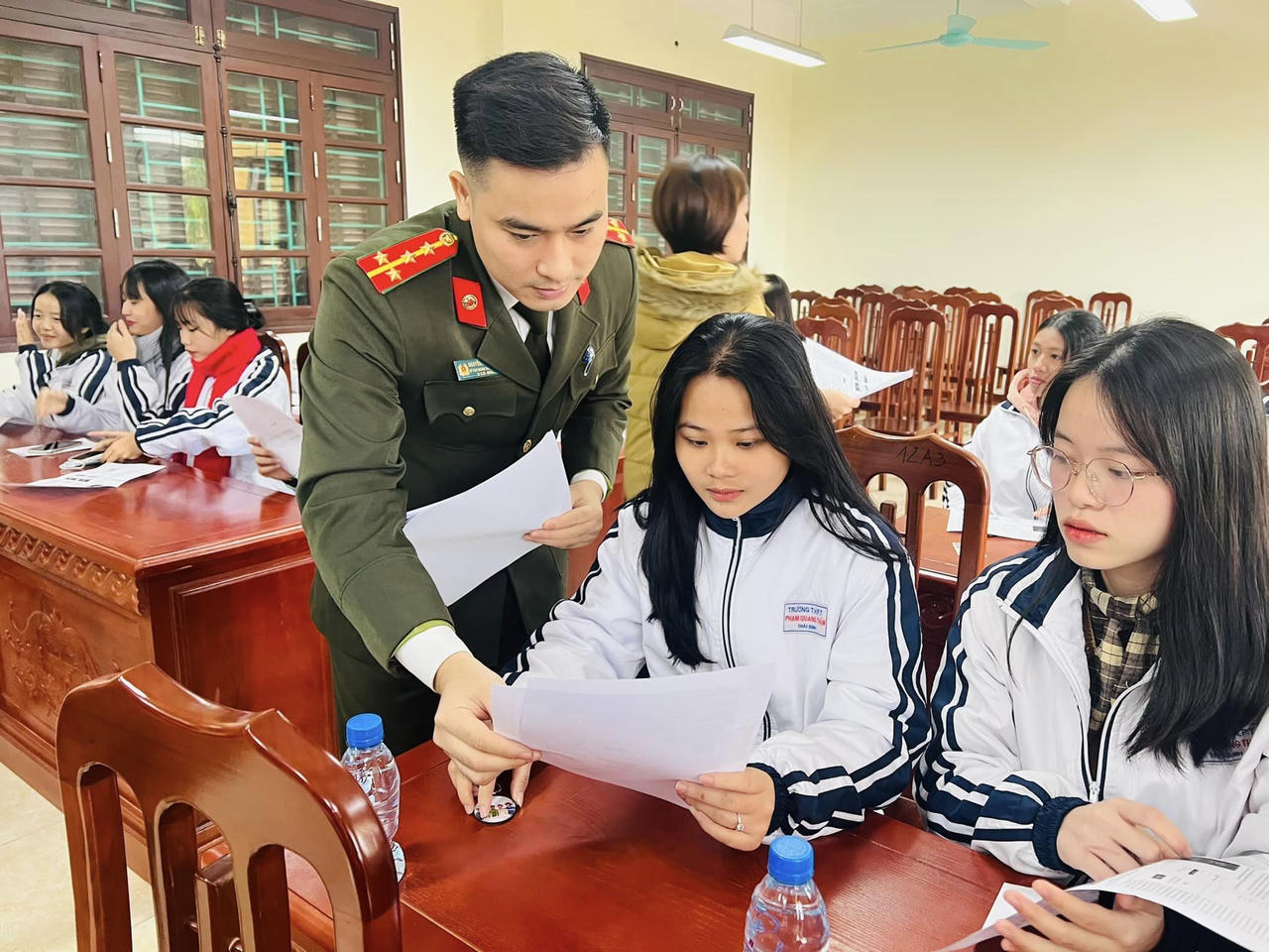 Công an tỉnh Thái Bình tuyên truyền luật giao thông đường bộ, phòng chống bạo lực học đường 