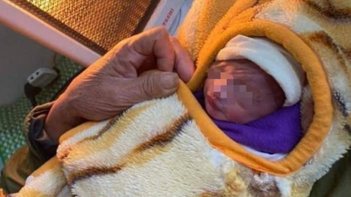 Phát hiện bé sơ sinh bị bỏ rơi trước cổng nhà thờ ở Nam Định