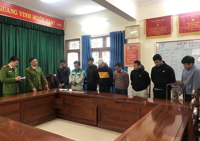 Bắt quả tang 8 đối tượng đánh bạc tại công ty