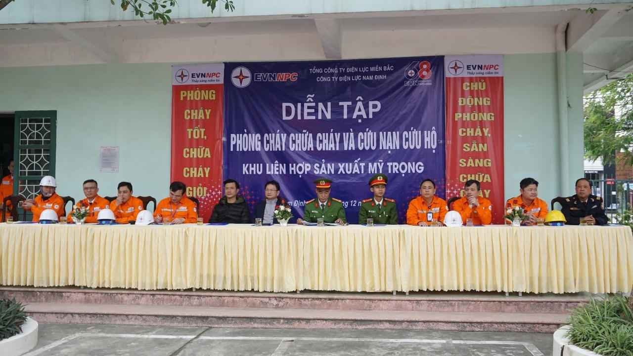 Điện lực Nam Định diễn tập PCCC, đảm bảo an toàn nhà xưởng, trụ sở doanh nghiệp, các trạm điện 