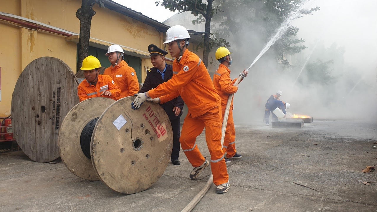 Điện lực Nam Định diễn tập PCCC, đảm bảo an toàn nhà xưởng, trụ sở doanh nghiệp, các trạm điện 