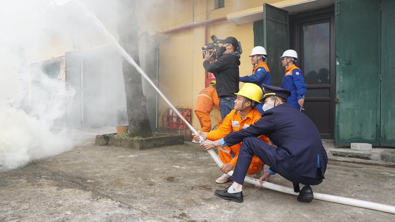 Điện lực Nam Định diễn tập PCCC, đảm bảo an toàn nhà xưởng, trụ sở doanh nghiệp, các trạm điện 