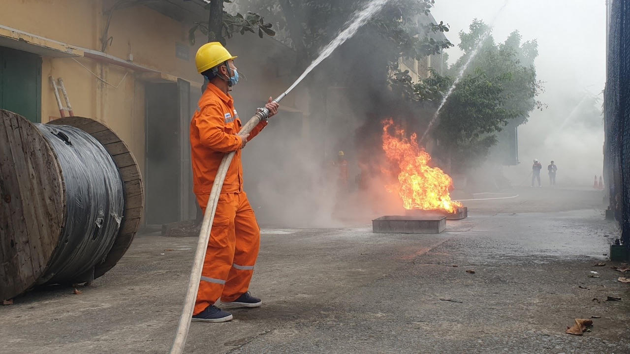 Điện lực Nam Định diễn tập PCCC, đảm bảo an toàn nhà xưởng, trụ sở doanh nghiệp, các trạm điện 