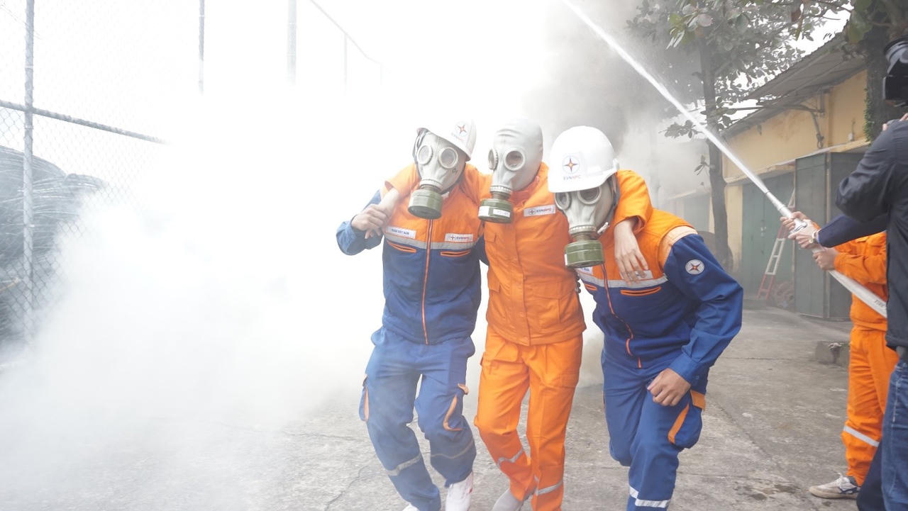 Điện lực Nam Định diễn tập PCCC, đảm bảo an toàn nhà xưởng, trụ sở doanh nghiệp, các trạm điện 