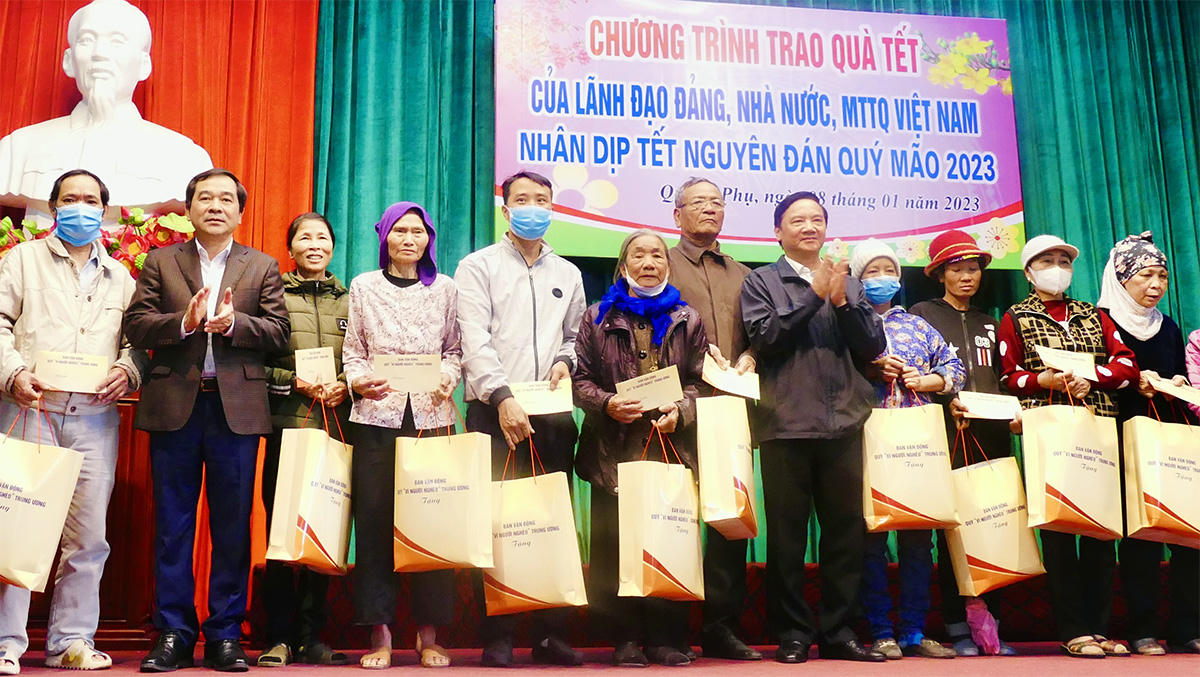 Phó Chủ tịch Quốc hội Nguyễn Khắc Định thăm và chúc Tết người dân Thái Bình