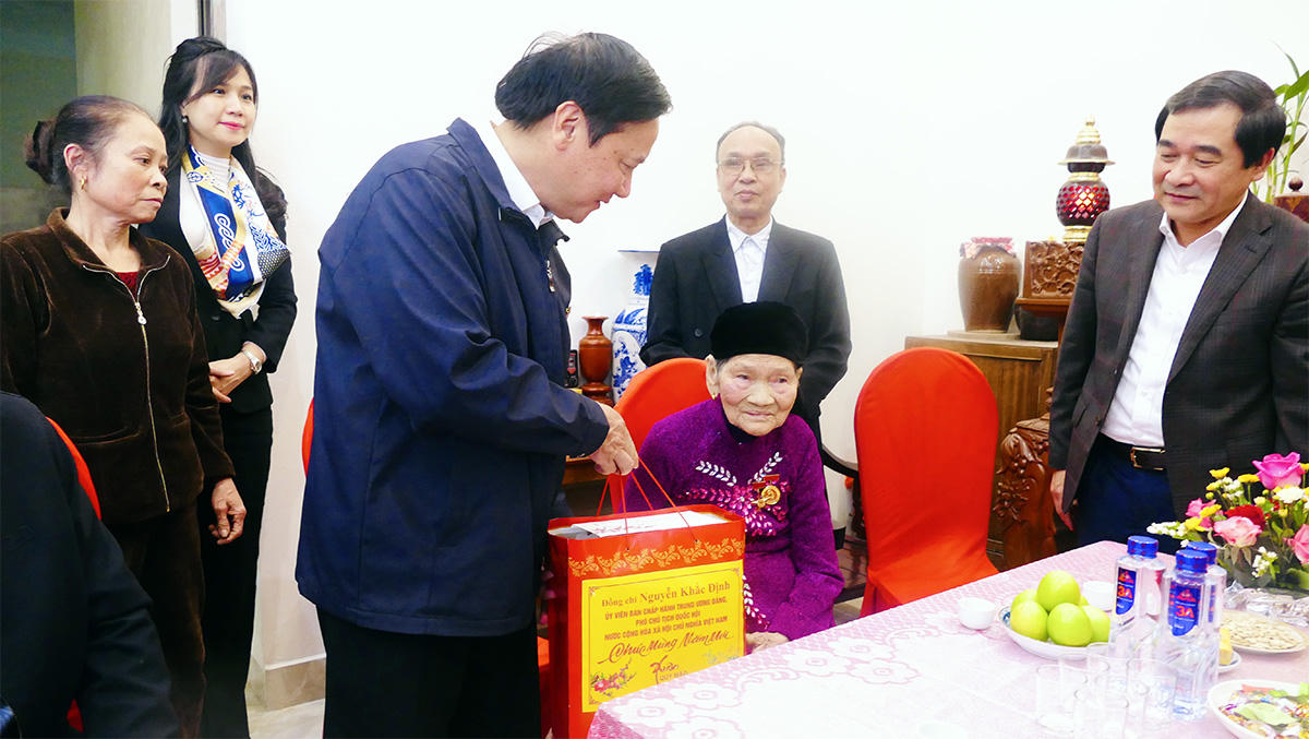 Phó Chủ tịch Quốc hội Nguyễn Khắc Định thăm và chúc Tết người dân Thái Bình