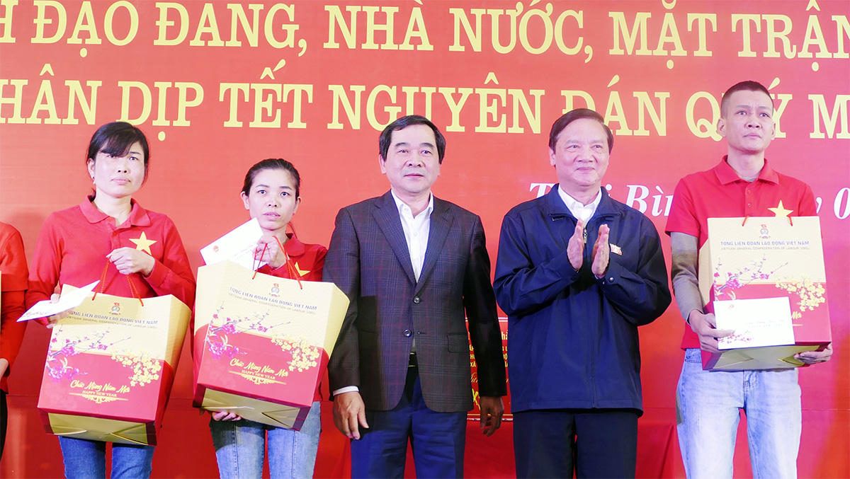 Phó Chủ tịch Quốc hội Nguyễn Khắc Định thăm và chúc Tết người dân Thái Bình