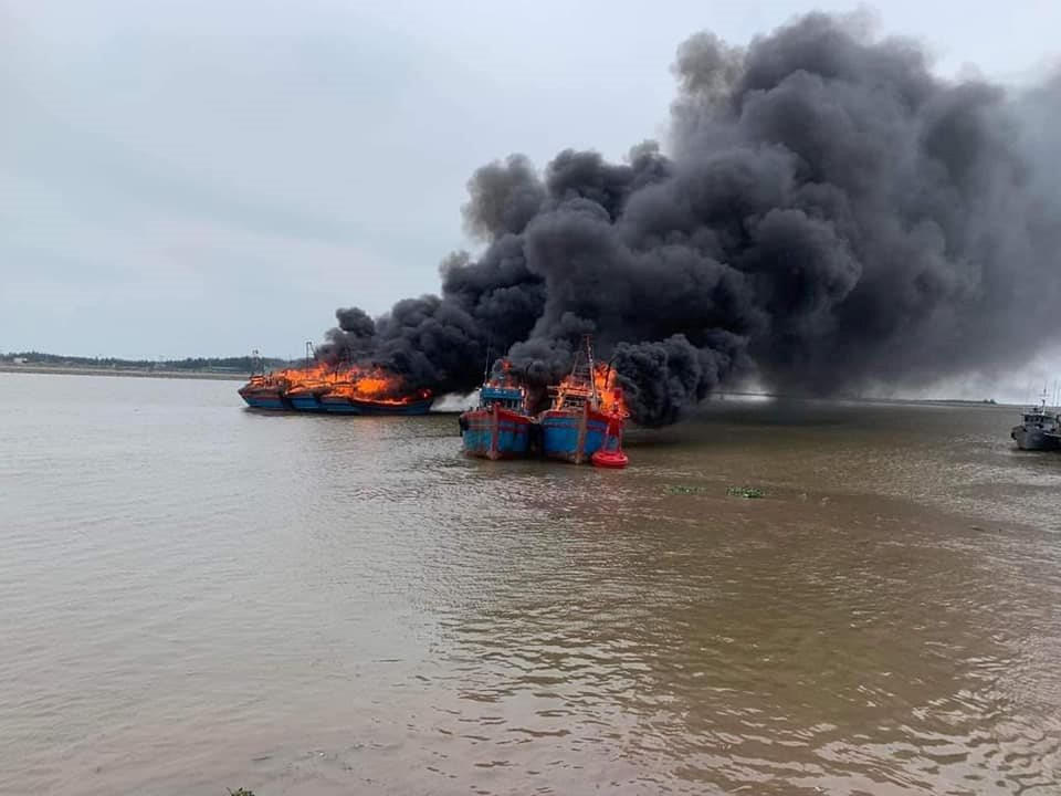 Cháy 6 tàu cá neo đậu tại cửa cống Cồn Vinh 1