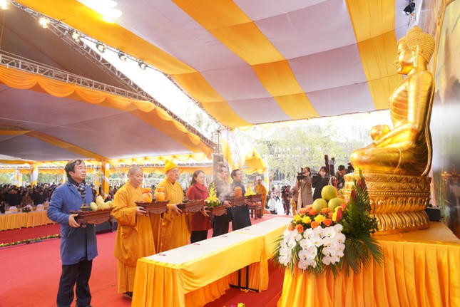 Hàng vạn du khách "đội mưa" về dự Lễ khai hội chùa Bái Đính năm 2023