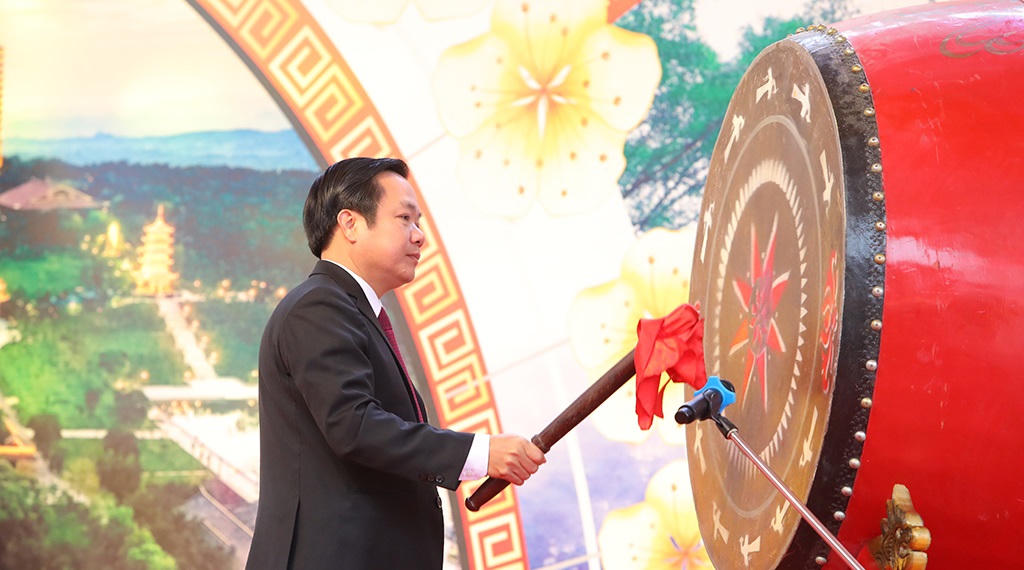 Hàng vạn du khách "đội mưa" về dự Lễ khai hội chùa Bái Đính năm 2023