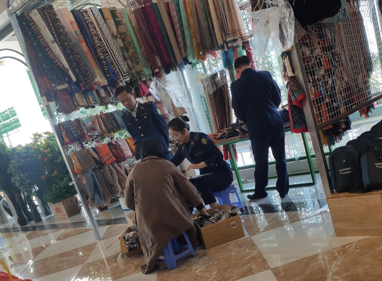 Phát hiện một trạm dừng nghỉ bày bán hàng giả mạo thương hiệu nổi tiếng