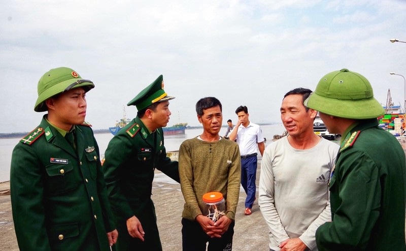 Cứu thành công 2 thuyền viên gặp nạn trên biển