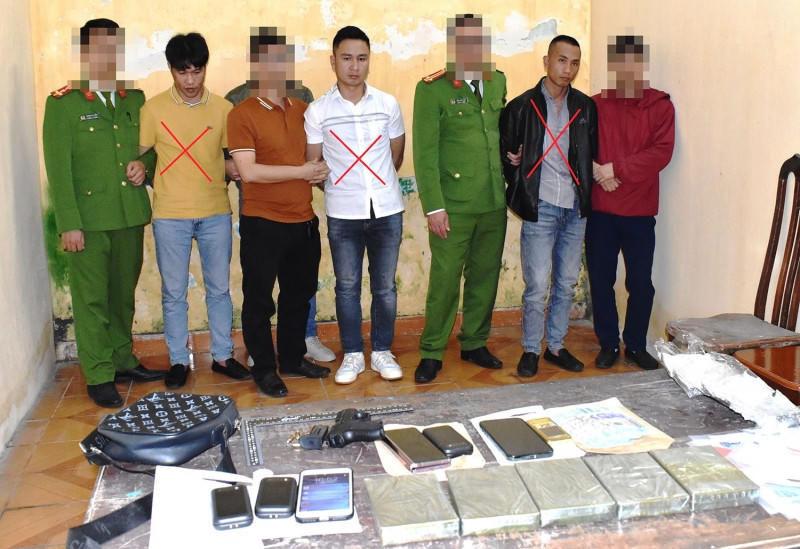 Bắt quả tang nhóm đối tượng mang súng K59 đi buôn ma túy