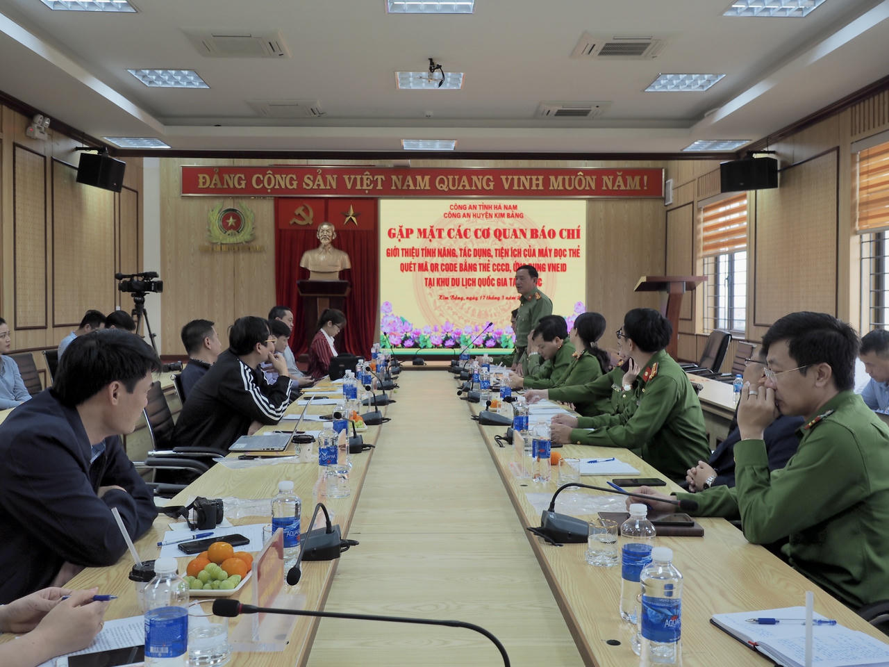 Ứng dụng máy đọc thẻ quét mã QR code bằng CCCD tại danh thắng Tam Chúc 