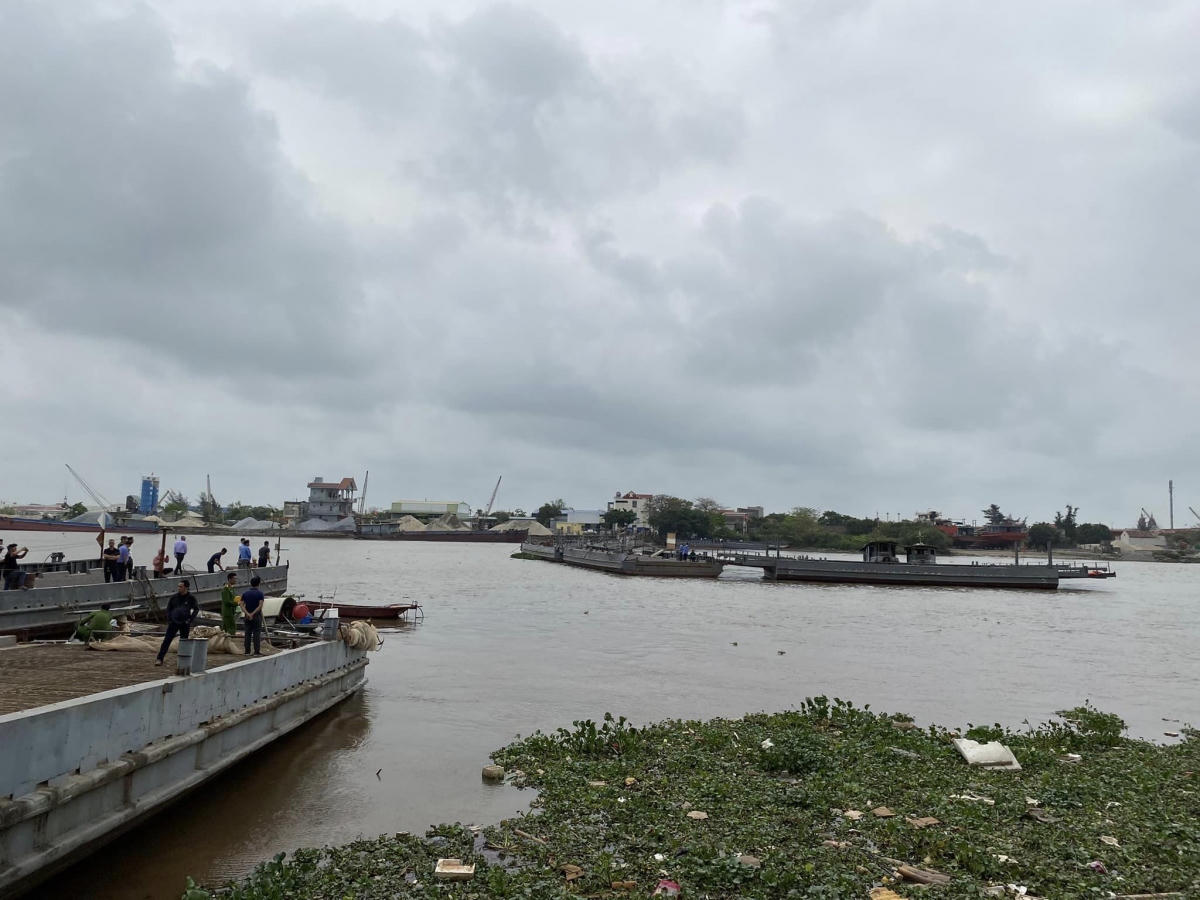 Tàu 3.000 tấn va chạm với cầu phao, một nhân viên mất tích 