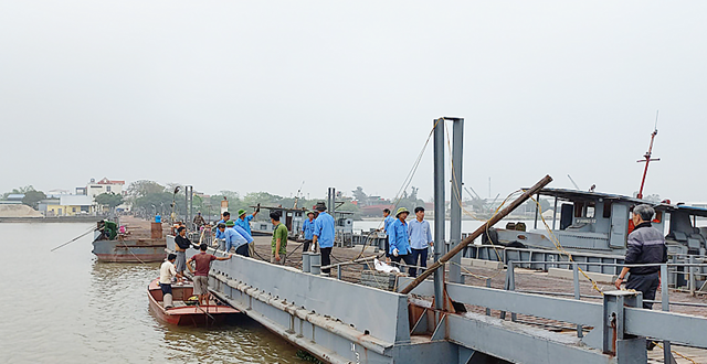 Tìm thấy thi thể nhân viên gặp nạn sau sự cố va chạm ở cầu phao Ninh Cường