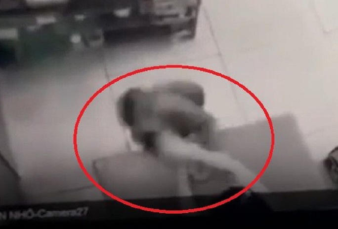 Sa thải giáo viên tát vào mặt học sinh 4 tuổi chậm phát triển