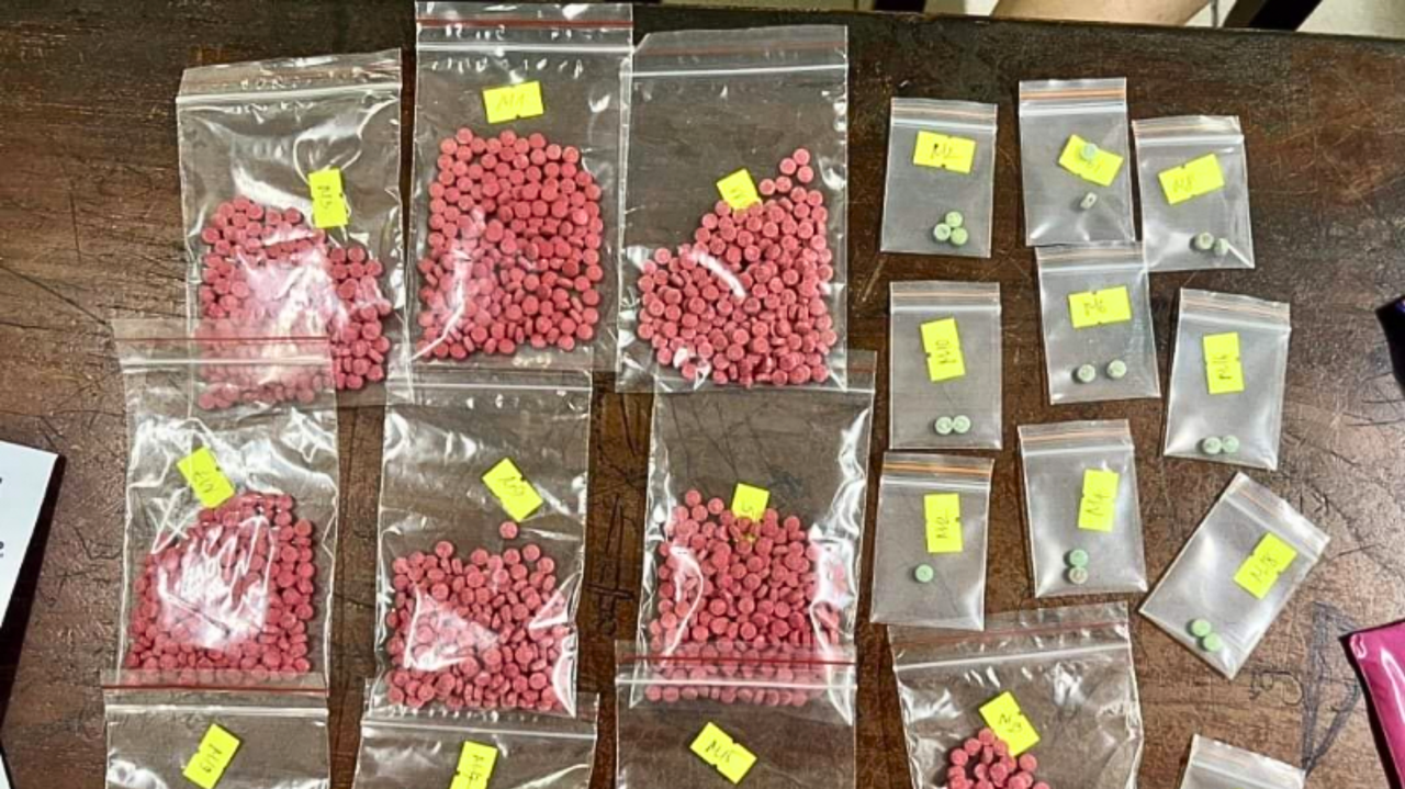 Bắt giữ đối tượng mua hơn 2.100 viên hồng phiến về bán kiếm lời