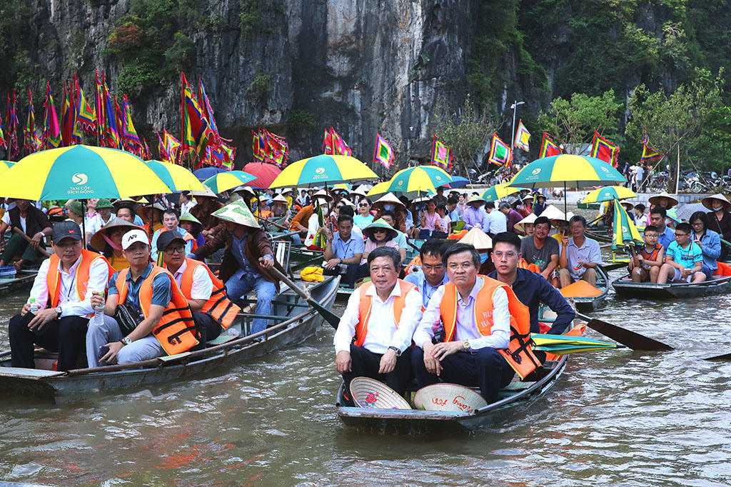 Khai mạc Tuần du lịch 'Sắc vàng Tam Cốc - Tràng An'