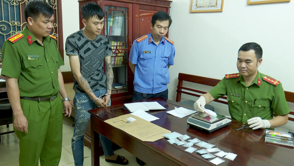 Phát hiện đối tượng mang súng đi bán ma túy