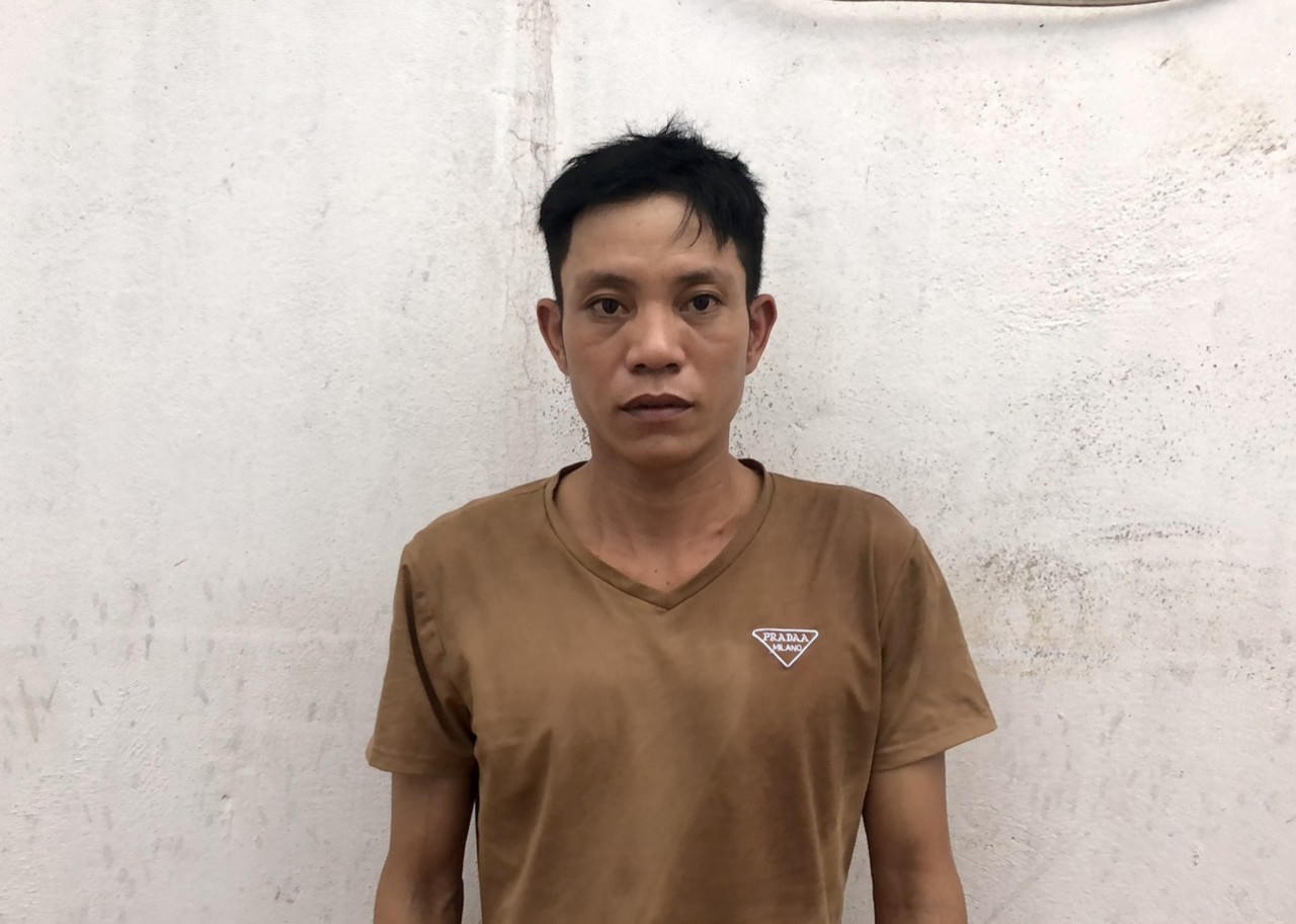 Mâu thuẫn tình cảm, người đàn ông mang súng tự chế cùng xăng đến đốt quán ở Ninh Bình