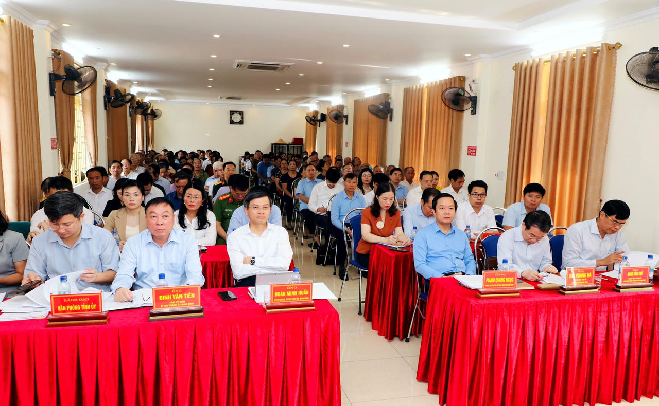 Phó trưởng Ban Tổ chức Trung ương Nguyễn Thị Thanh tiếp xúc cử tri tại Ninh Bình