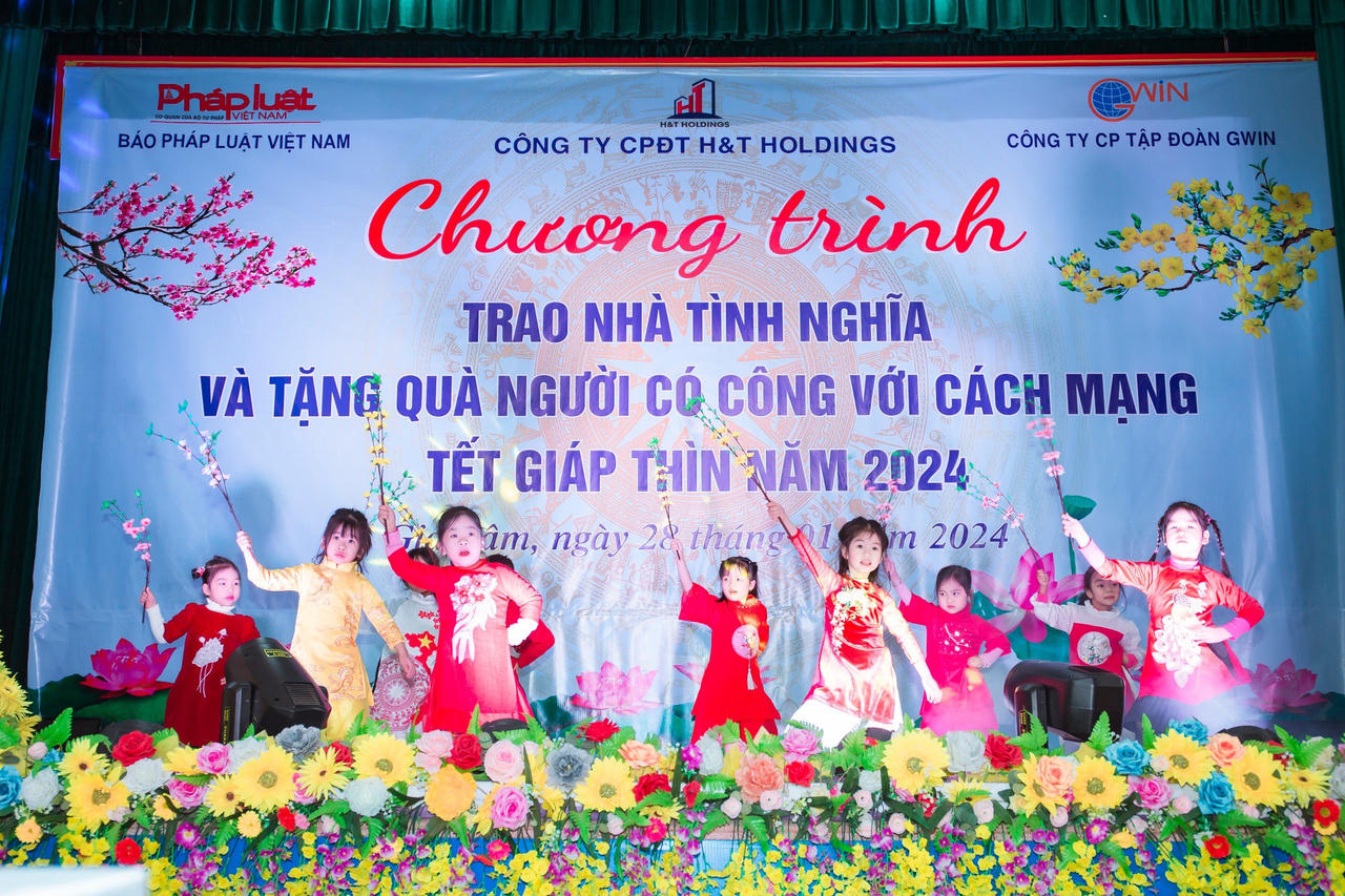 Báo Pháp luật Việt Nam cùng các nhà tài trợ tặng nhà tình nghĩa, quà Tết tại Ninh Bình