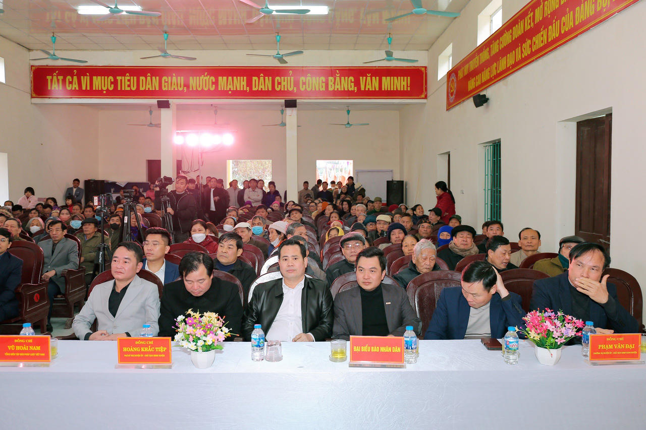 Báo Pháp luật Việt Nam cùng các nhà tài trợ tặng nhà tình nghĩa, quà Tết tại Ninh Bình