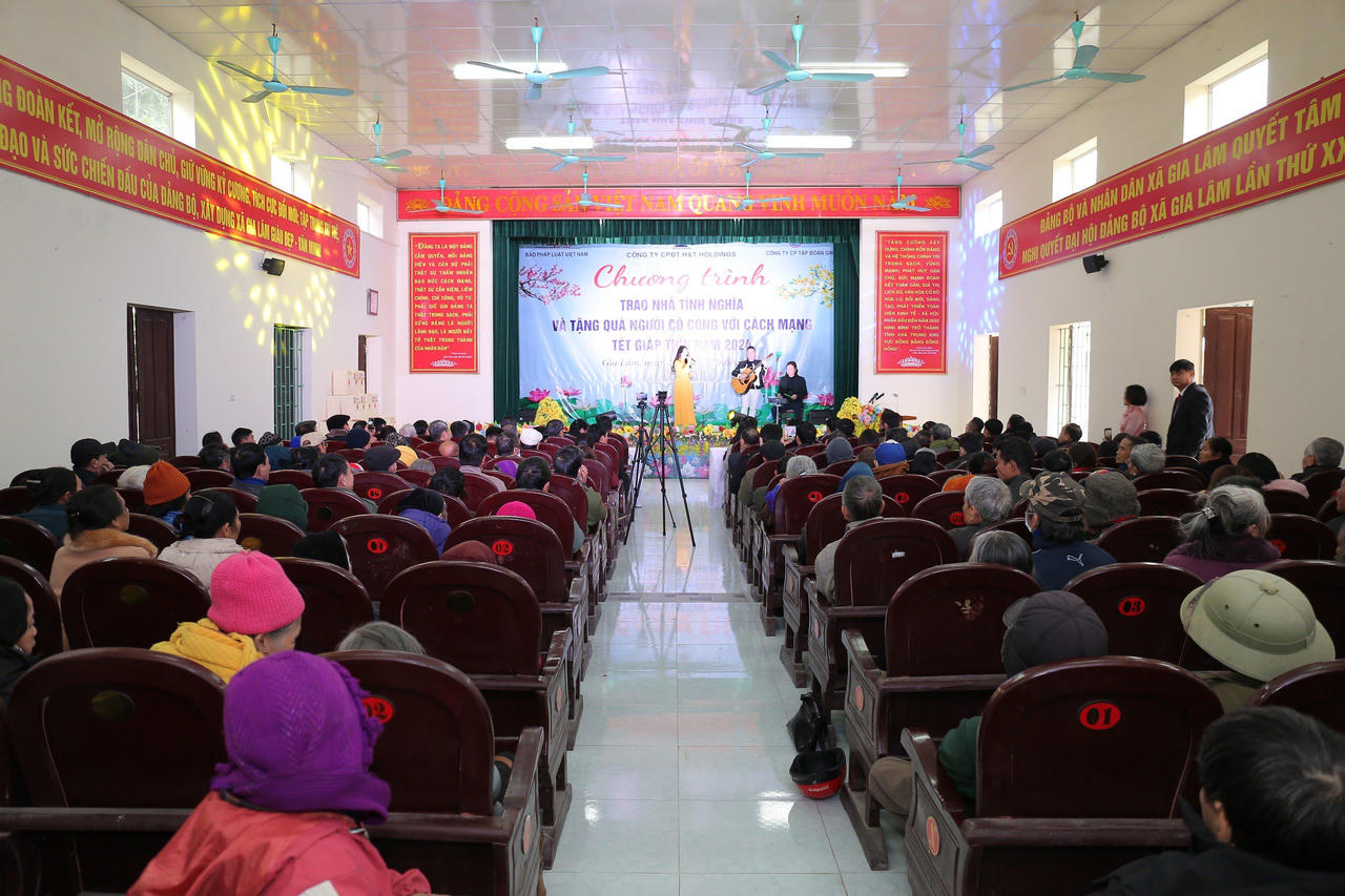 Báo Pháp luật Việt Nam cùng các nhà tài trợ tặng nhà tình nghĩa, quà Tết tại Ninh Bình