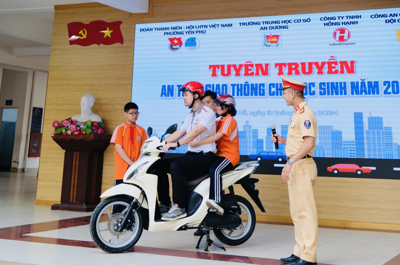 Công an quận Tây Hồ (Hà Nội) tích cực đẩy mạnh tuyên truyền trật tự an toàn giao thông đến học sinh