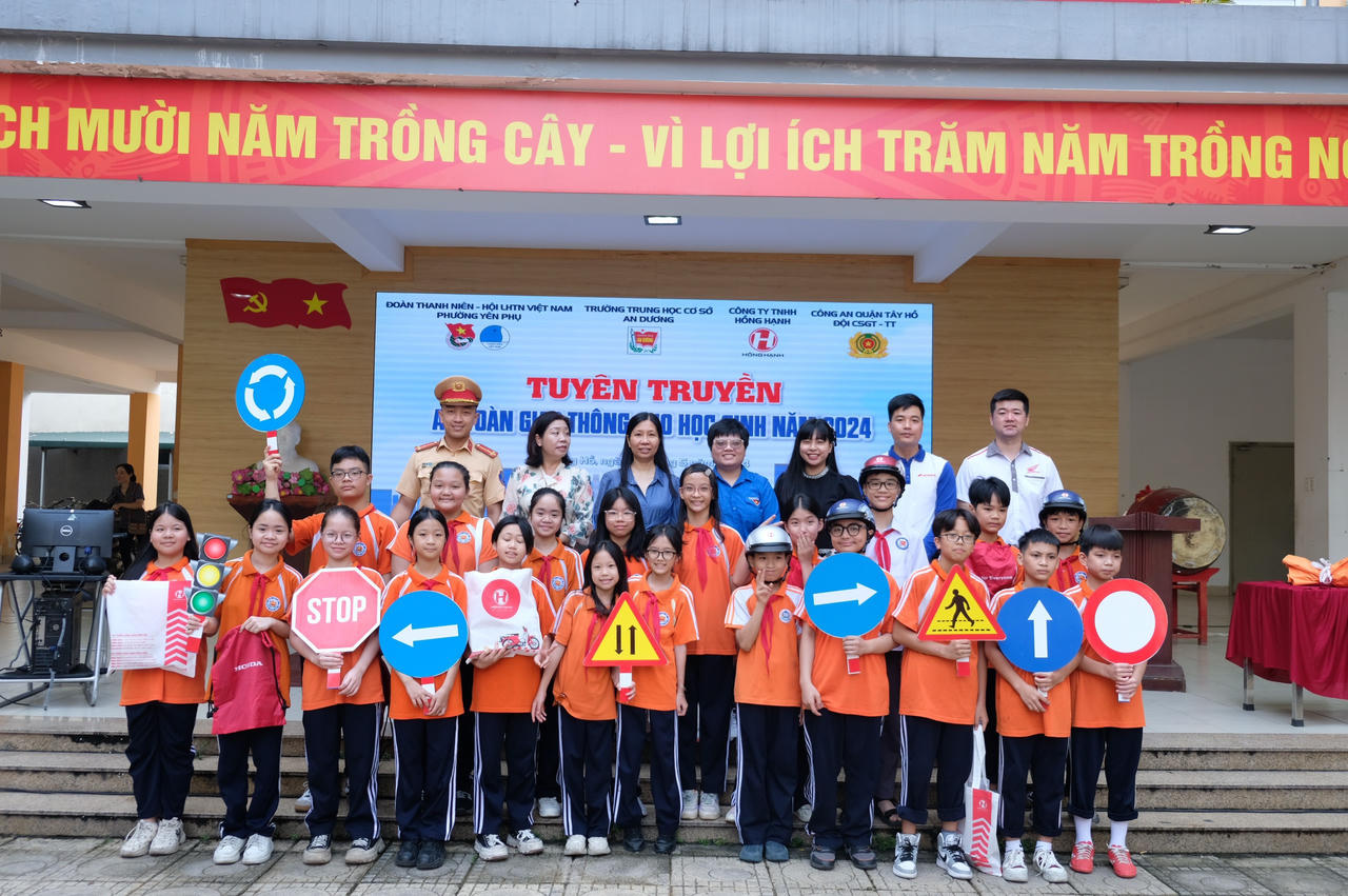 Công an quận Tây Hồ (Hà Nội) tích cực đẩy mạnh tuyên truyền trật tự an toàn giao thông đến học sinh