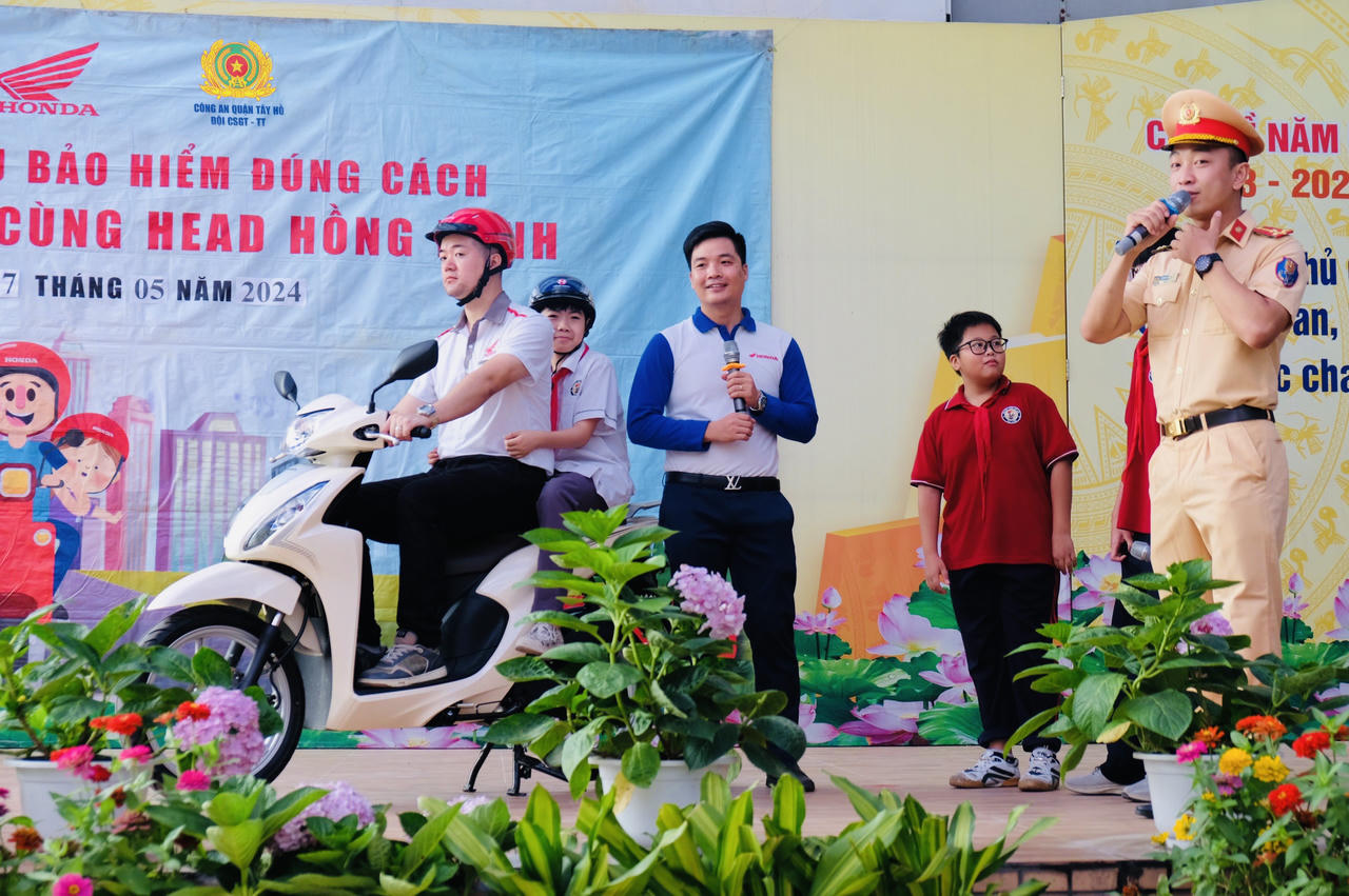 Công an quận Tây Hồ (Hà Nội) tích cực đẩy mạnh tuyên truyền trật tự an toàn giao thông đến học sinh