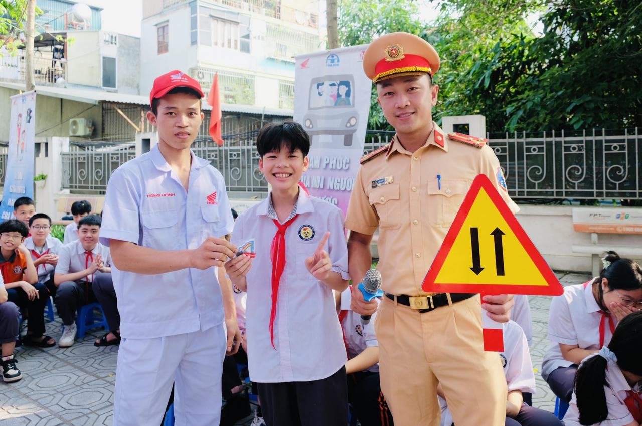 Công an quận Tây Hồ (Hà Nội) tích cực đẩy mạnh tuyên truyền trật tự an toàn giao thông đến học sinh