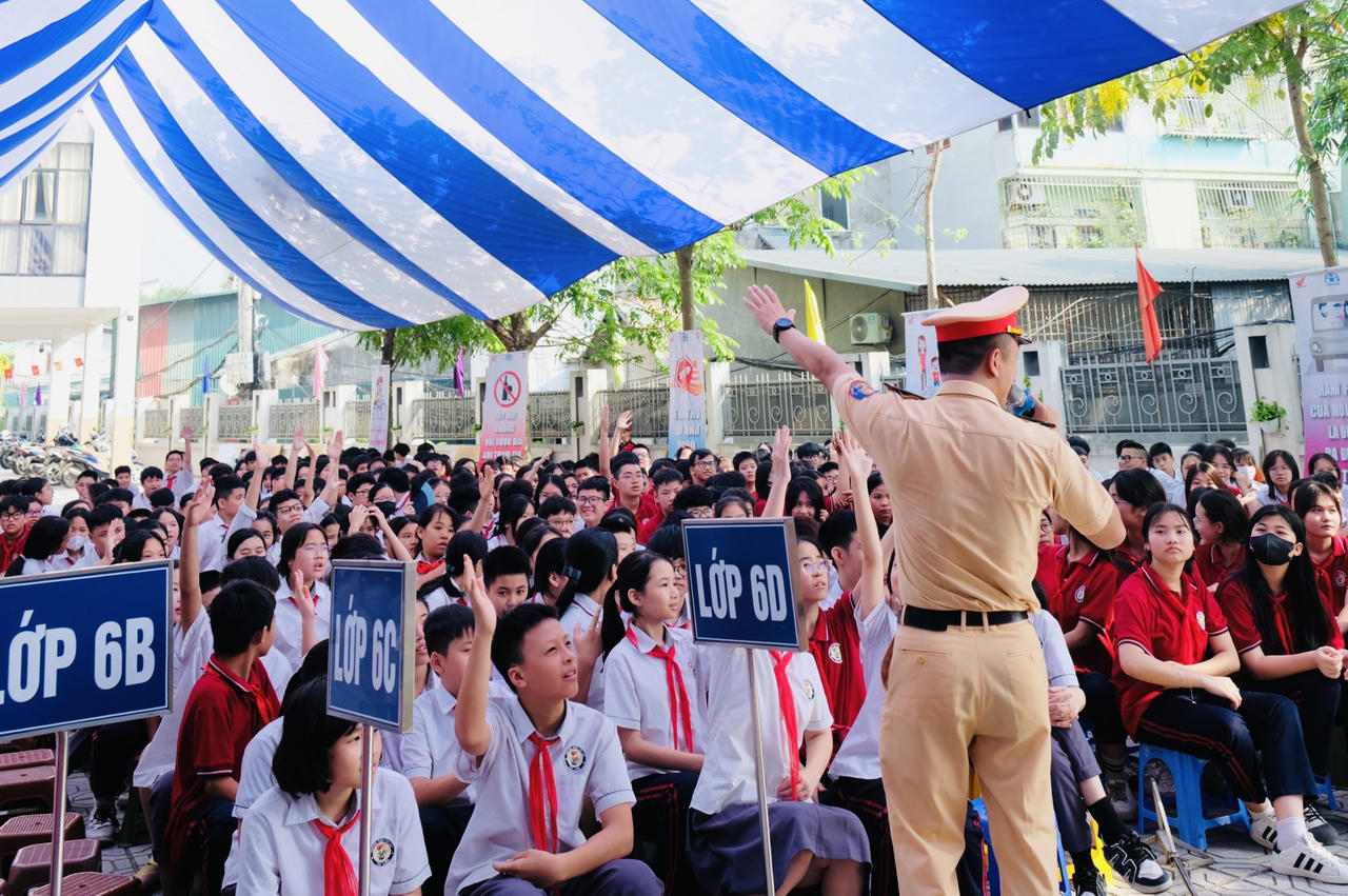 Công an quận Tây Hồ (Hà Nội) tích cực đẩy mạnh tuyên truyền trật tự an toàn giao thông đến học sinh
